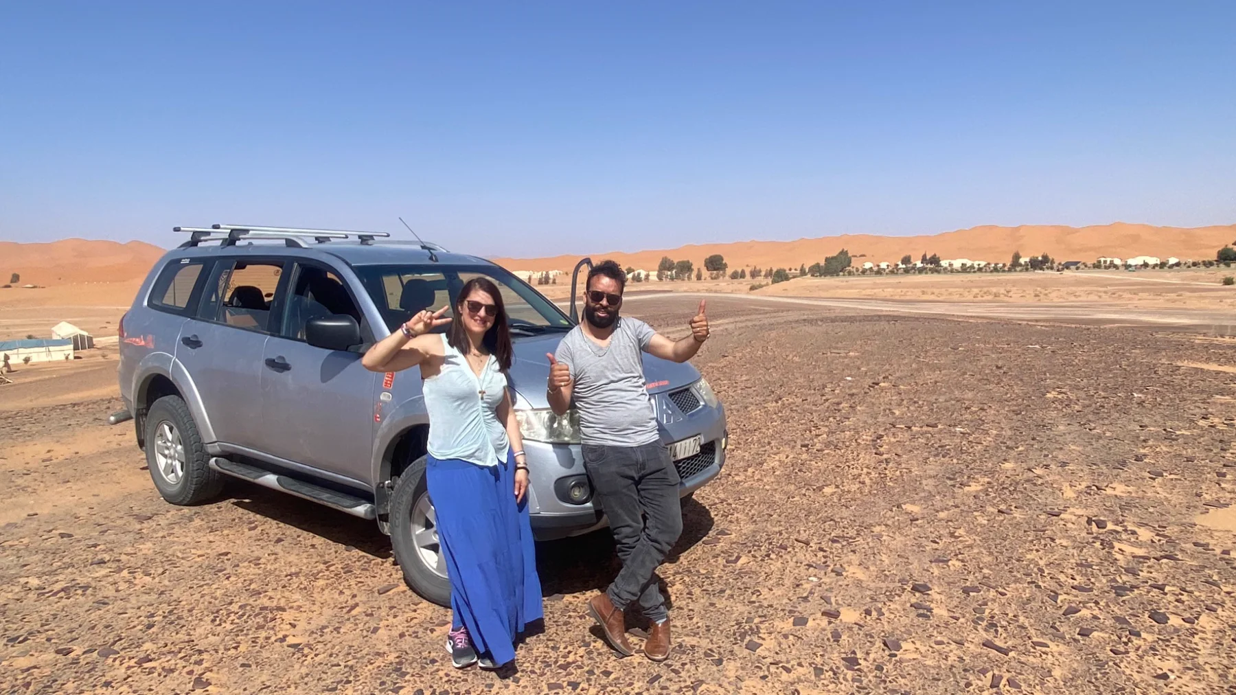 Sonia e Omar davanti a un fuoristrada di Direzione Marocco