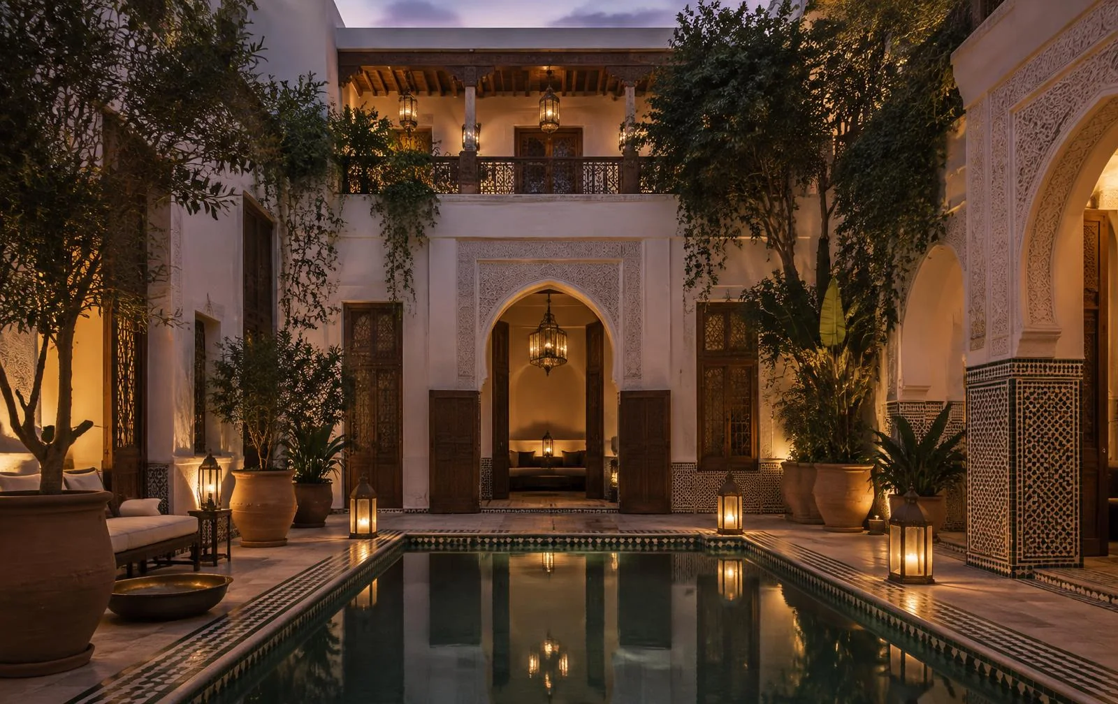Cortile di un riad marocchino illuminato al crepuscolo