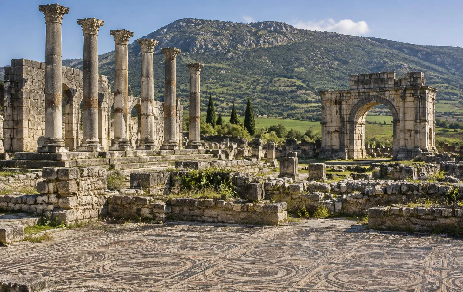 Rovine e mosaici romani in un paesaggio collinare marocchino